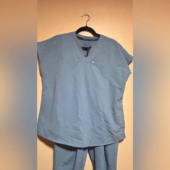 Fabletics Blue Scrub Set - Picture 3 of 3